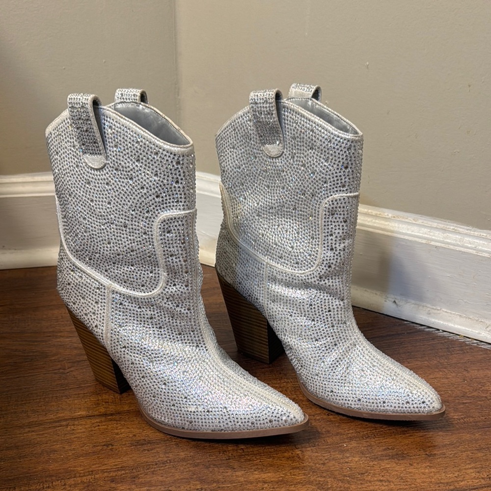 Wild Diva White Heeled Boots with Elegant Design
